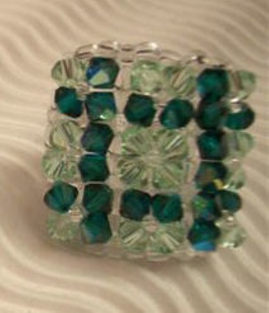 *BIN ZU HABEN* Ring aus Swarovskisteinen grün